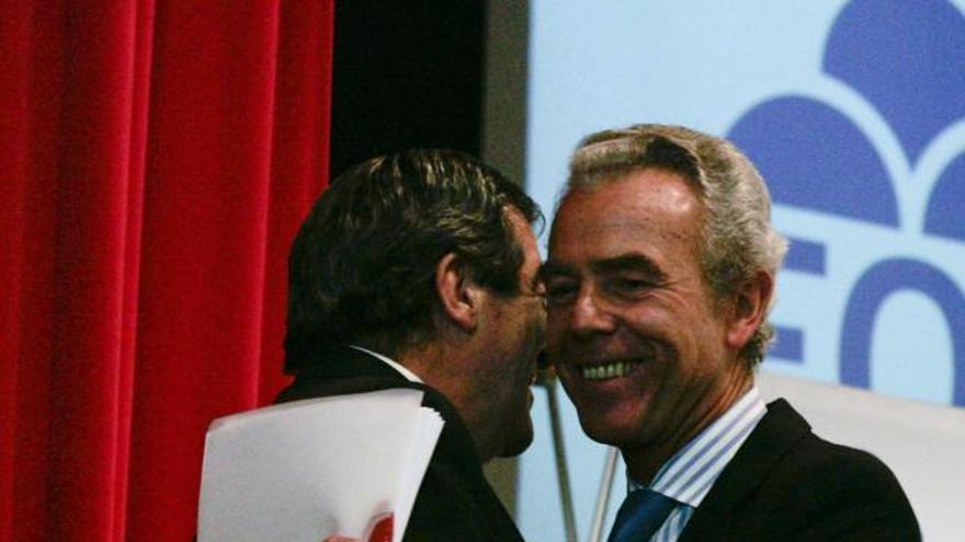 Raimundo Abando abraza a Francisco Álvarez-Cascos durante un acto de la última campaña electoral.