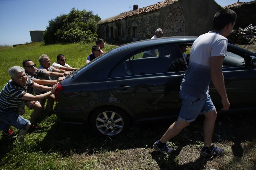 Concentración de los vecinos de Bayas, en Castrillón, contra la presencia de perros en la playa