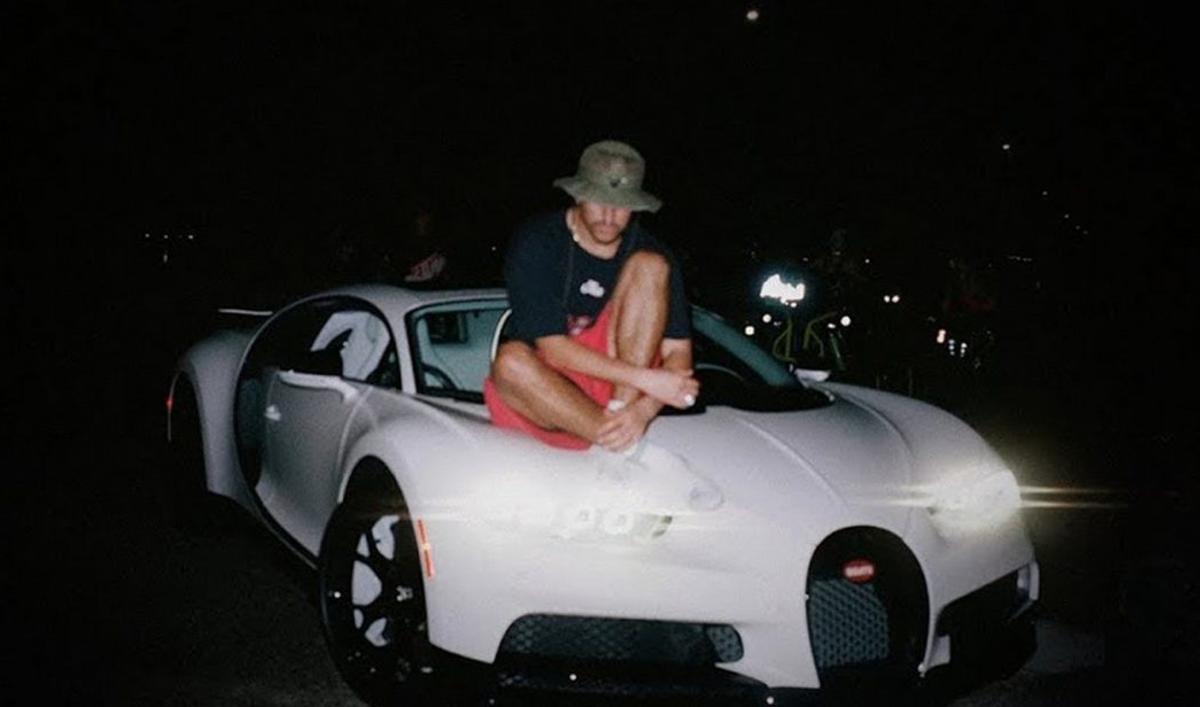 Fotografía de Bad Bunny con su Bugatti en Instagram.