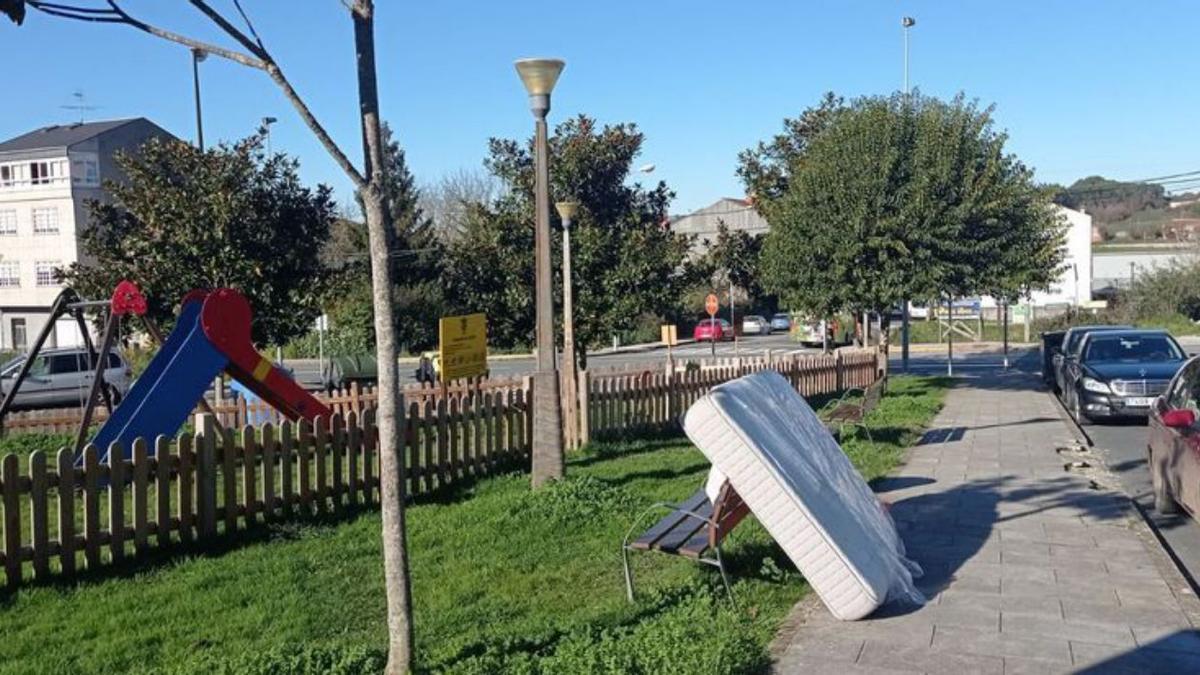 Colchón al lado de un parque en Lalín