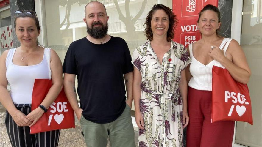 Herrera, en el centro, junto a la sede del PSOE.