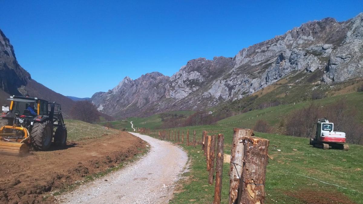 En imágenes: Reposición de cierres en Valle de Lago (Somiedo) tras el rodaje de Los juegos del hambre