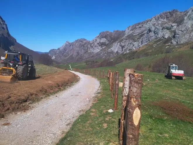 En imágenes: Reposición de cierres en Valle de Lago (Somiedo) tras el rodaje de Los juegos del hambre