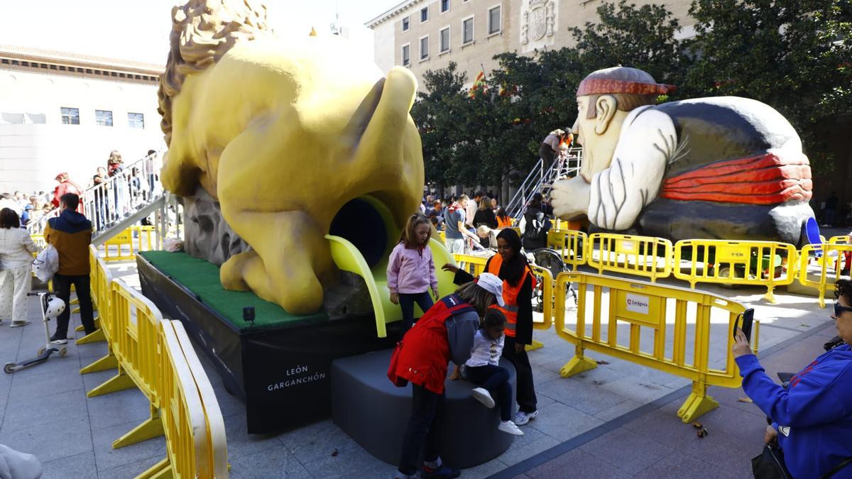 En imágenes | La comparsa de gigantes y cabezudos ilusionan a los más pequeños