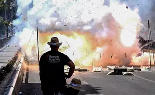 Así se ha vivido la espectacular mascletà de Pirotecnia Alpujarreña en el Puente de Altamira de Elche