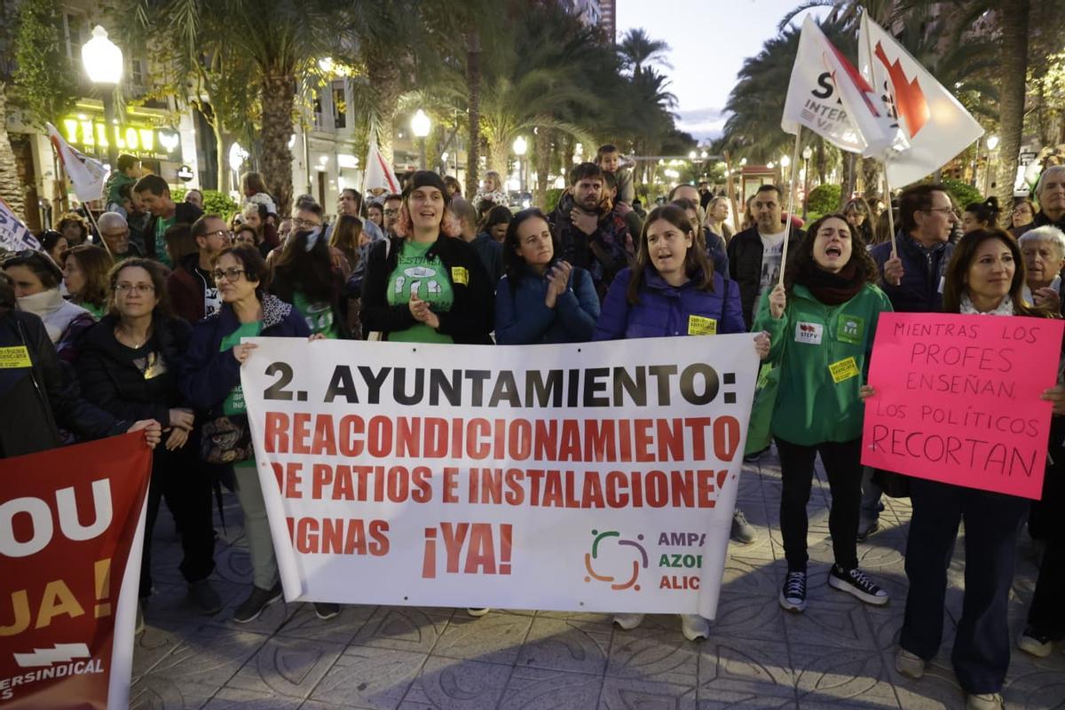 Los profesores de Alicante se plantan: urgen más personal y más sueldo