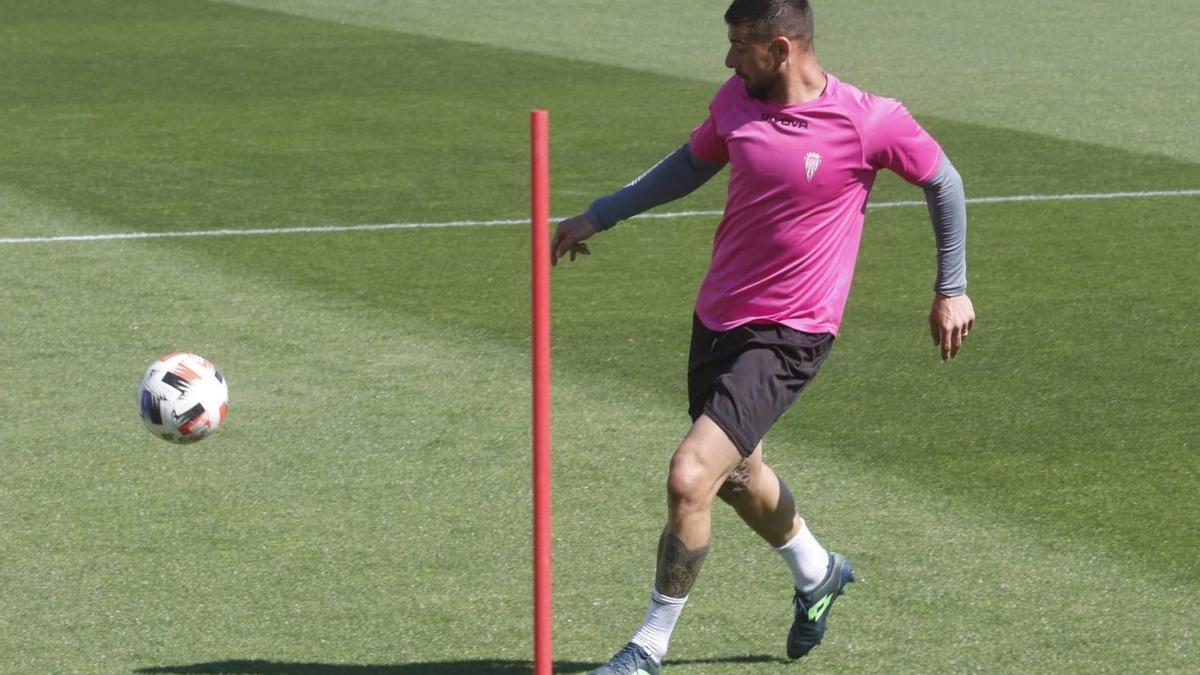 Xavi Molina, durante el entrenamiento del Córdoba CF en la Ciudad Deportiva, este miércoles.