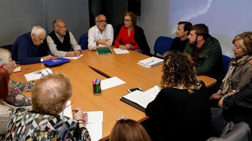 Miguel Rodríguez, gerente de Cabueñes, en el centro, se dirige a los representantes vecinales.