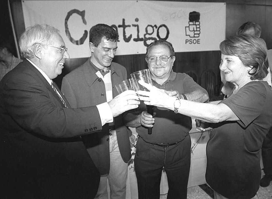 FIESTA DE VERANO DEL PSOE DE GIJON, A LA QUE ASISTIO VICENTE ALVAREZ ARECES. PRIMER ACTO PUBLICO DEL PRESIDENTE. TINI ARECES BRINDA CON FRANCISCO VILLAVERDE, MARCELO GARCIA Y PAZ FERNANEZ FELGUEROSO.