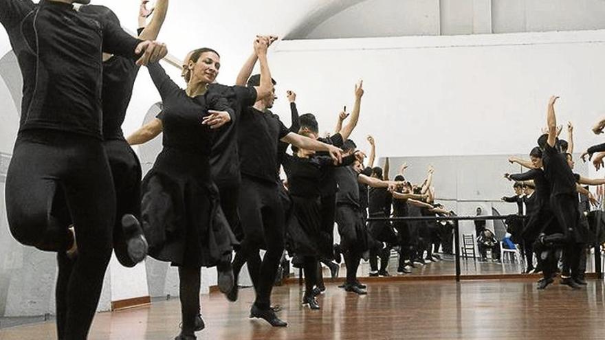 El ballet folclórico autonómico despierta interés en su debut