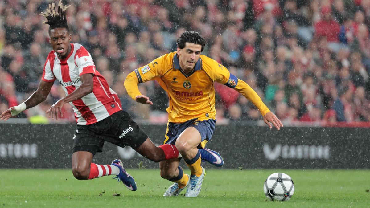 El delantero del Athletic Nico Williams pelea un balón con Gerard Moreno, del Villarreal, durante el partido de la jornada en el estadio de San Mamés, en Bilbao.