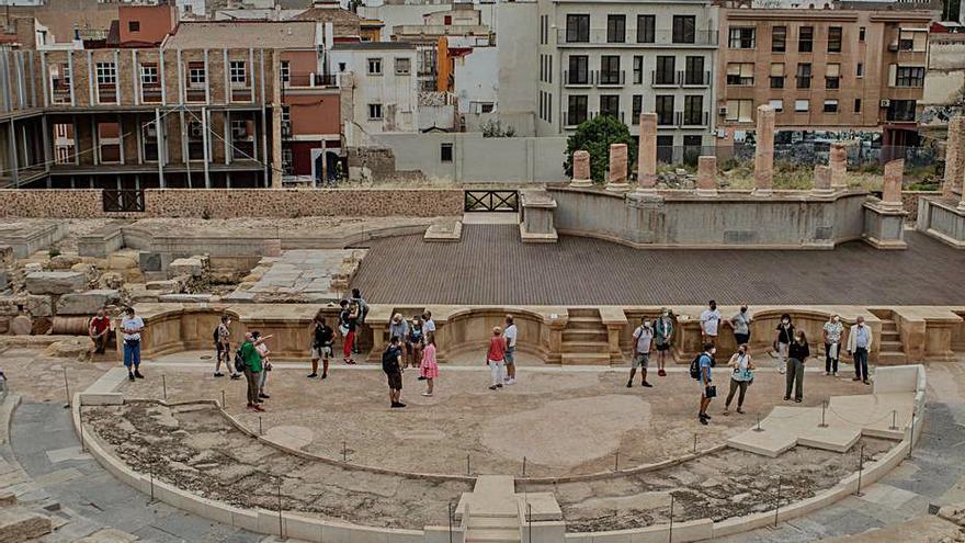 Cruceristas visitan el Teatro Romano de Cartagena. | L. PÉREZ DE VILLEGAS