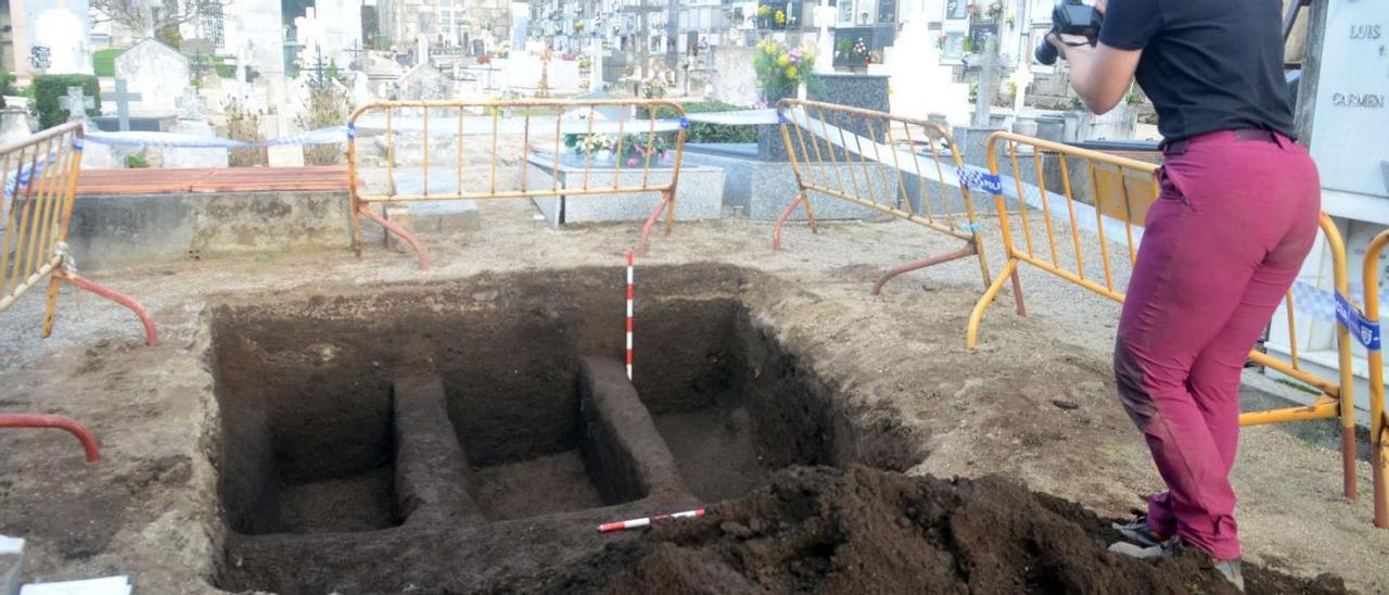 Fosas vacías, situadas entre las sepulturas del entorno de la capilla del cementerio.