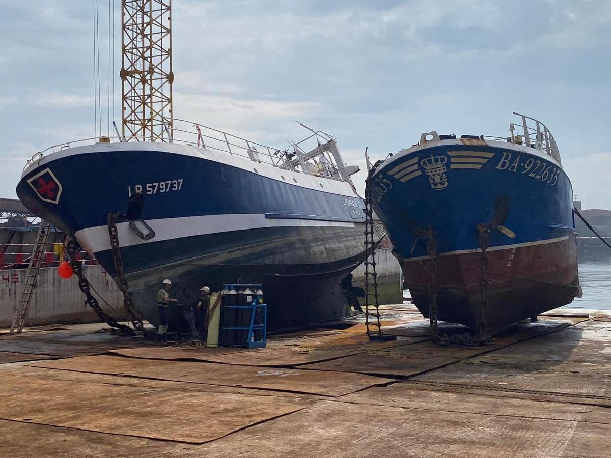 El pesquero «Nathalie Chantal II» (d.), en el que estaba embarcado el marinero demandante, en Gijón para su desguace