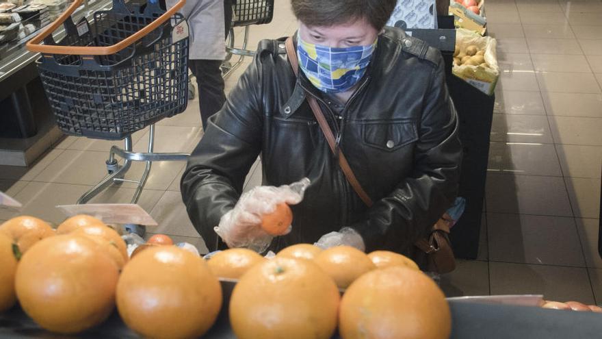 Una dona comprant en un supermercat, a Manresa |