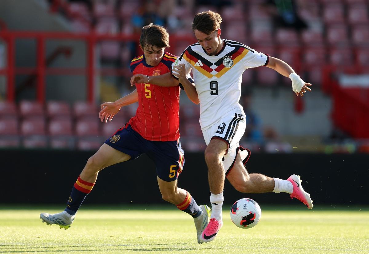 Andrés Cuenca, a la izquierda, en la final del Europeo sub 19.