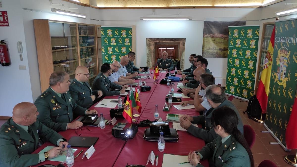 Un momento de la reunión de agentes transfronterizos en Fermoselle.