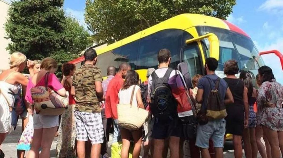 Archivbild von Fahrgästen, die darauf warten, in einen TIB-Bus einsteigen zu können.