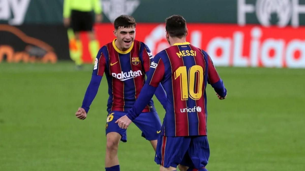 Pedri celebra un gol con Leo Messi