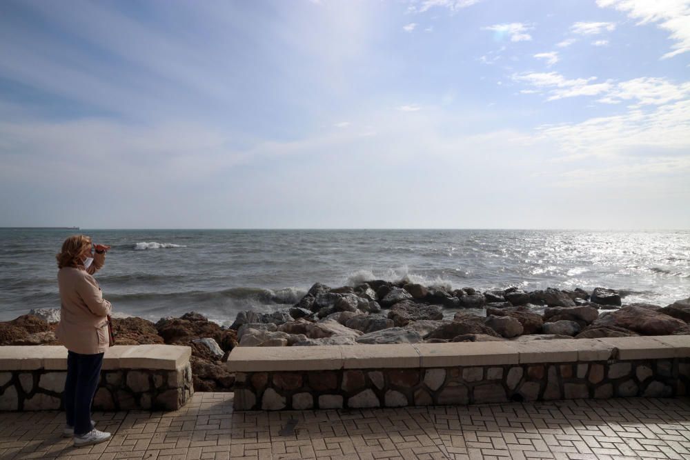 En las playas que hace apenas tres días acogían a numerosas personas tomando el sol e incluso bañándose, el temporal asociado a la borrasca las ha dejado desiertas.