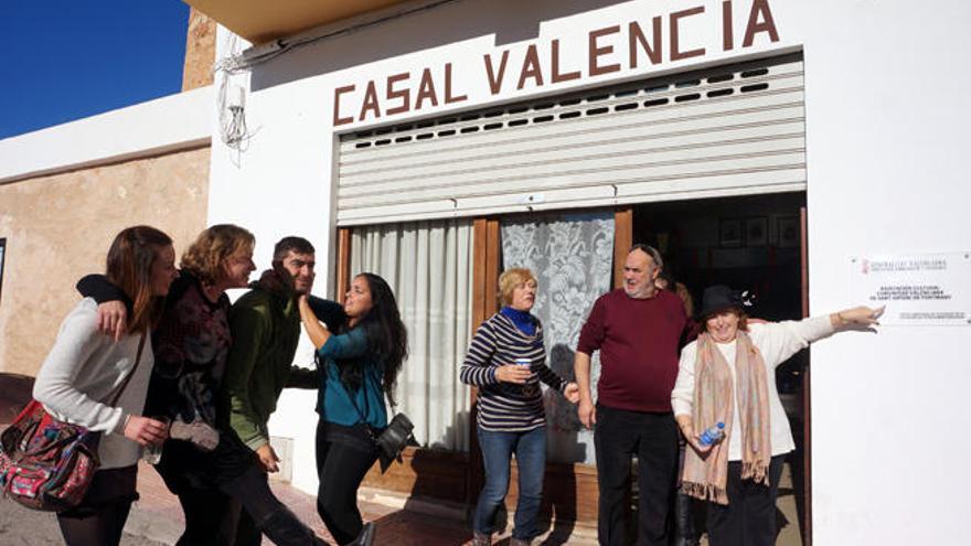 A la puerta del Casal Valencià a la izquierda, los profesores agraciados.