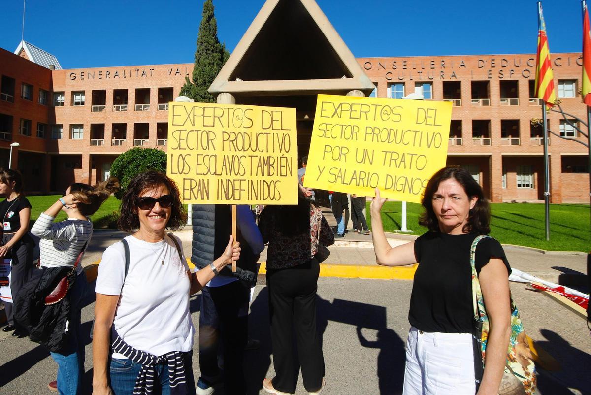 Profesorado y alumnado de FP en la protesta previa a la huelga indefinida de docentes especialistas.