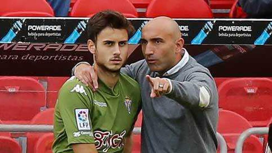 Abelardo da instrucciones a Álex Serrano en Mallorca.