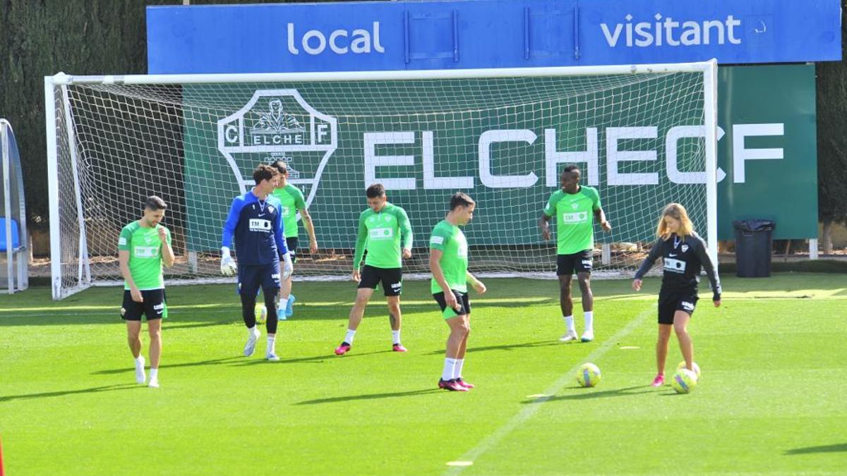 Los futbolistas del Elche, durante el entrenamiento de este viernes