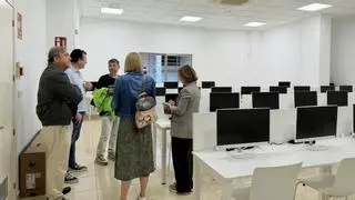 Dénia acondiciona un aula para hacer exámenes teóricos de la DGT sin desplazarse a otra ciudad