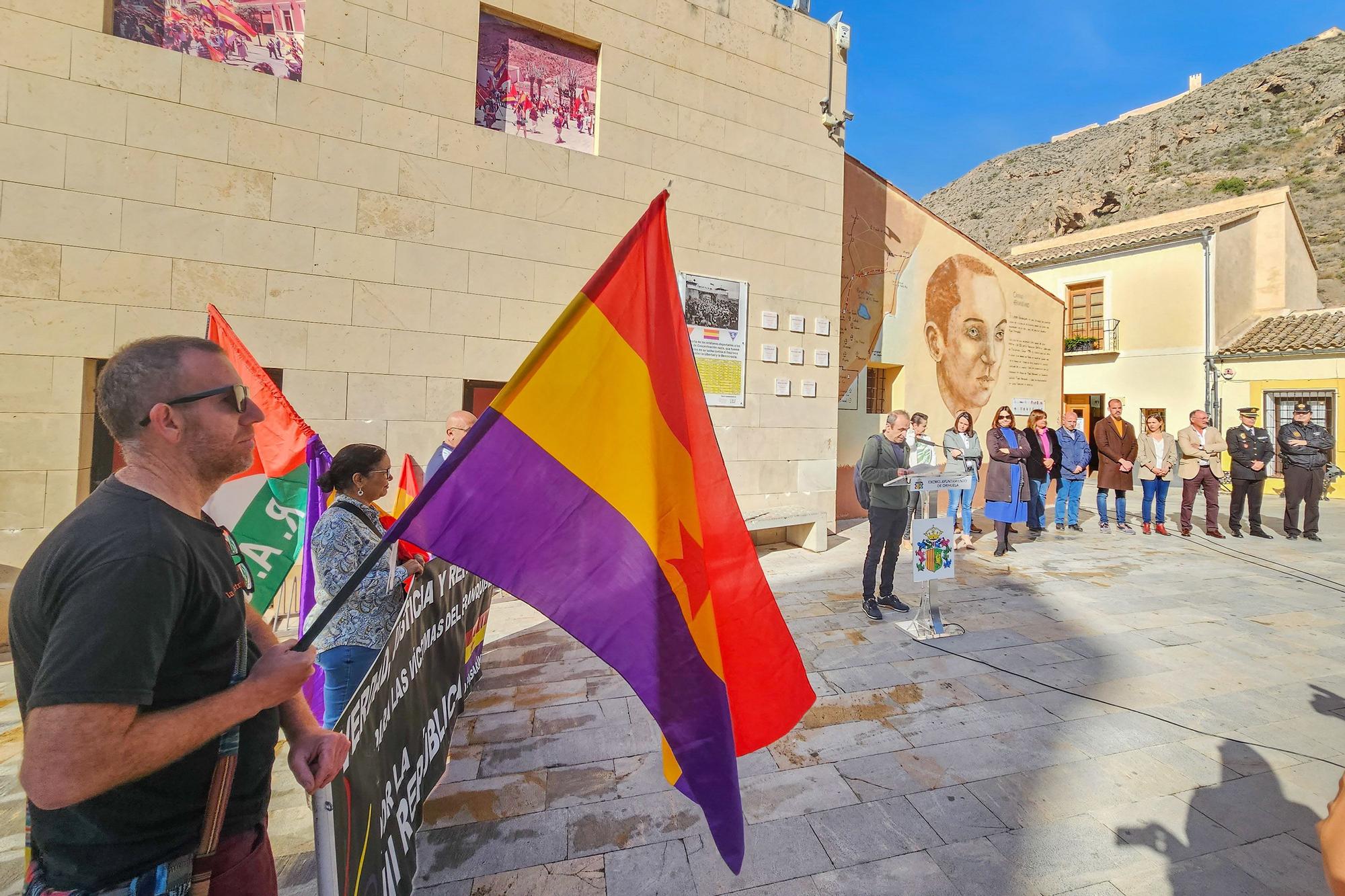 Homenaje a los oriolanos víctimas en los campos de concentración nazis colocando sus "Taullels de la Memòria" en el Rincon Hernandiano