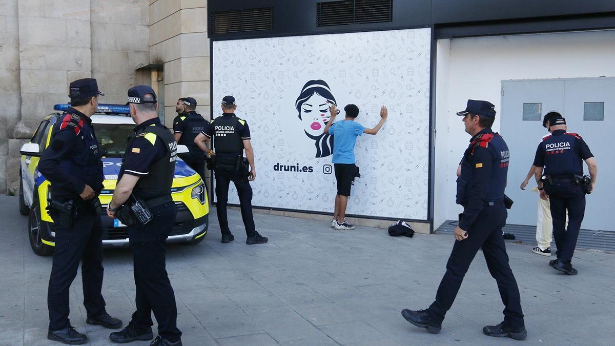Detenidos 67 multirreincidentes en un macrodispositivo policial por toda Catalunya. En las imágenes, dispositivo en el Eix Comercial de Lleida