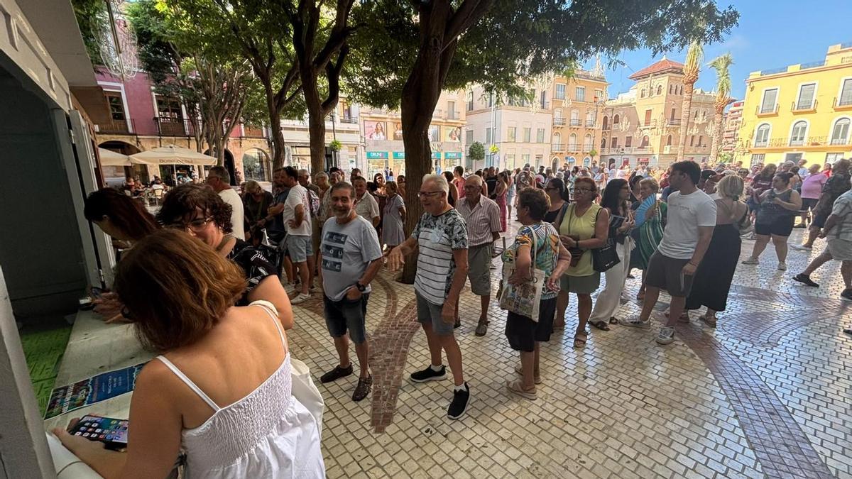 Largas colas para conseguir una entrada para las Fiestas de Elche