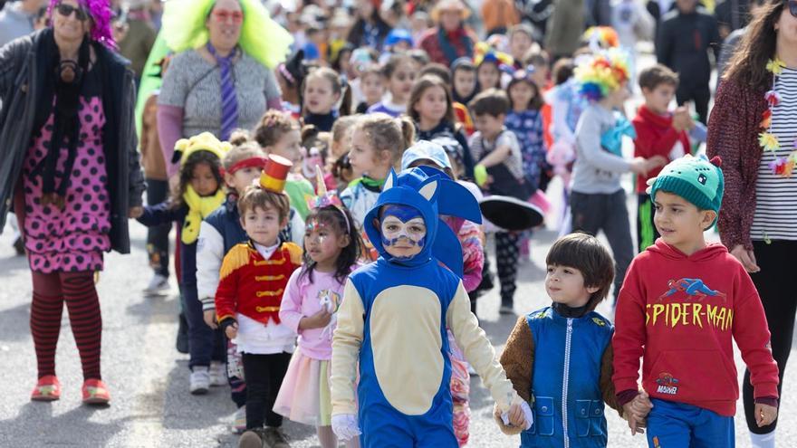 Así ha sido la rúa de Carnaval del CEIP Can Raspalls y la residencia de mayores