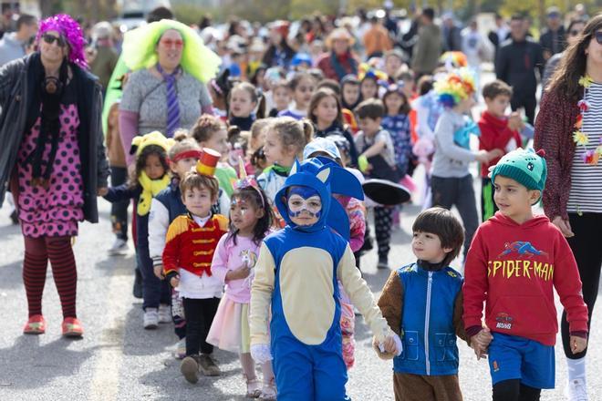 Así ha sido la rúa de Carnaval del CEIP Can Raspalls y la residencia de mayores