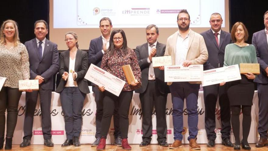 Los ganadores con sus premios en el Teatro Wagner