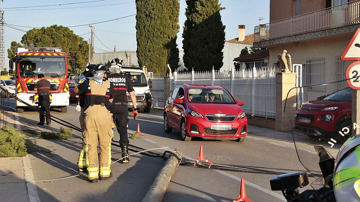 Los bomberos intervienen en el último accidente en el Camino de Cartagena de Tercia, que tuvo lugar el pasado lunes por la tarde. | SOLETE SLOW PHOTO