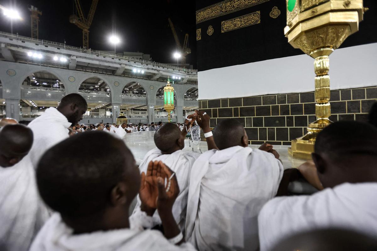 Los peregrinos musulmanes rezan alrededor de la Kaaba en la Gran Mezquita, en la ciudad santa de La Meca, en Arabia Saudita.