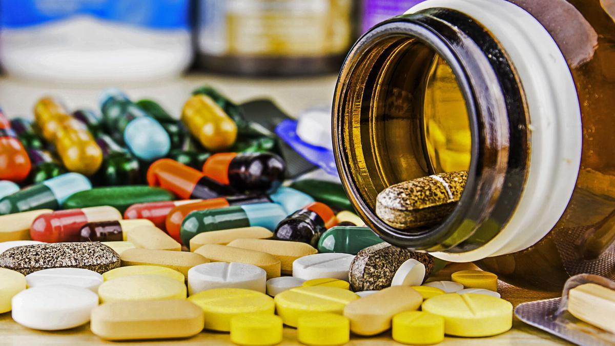Medicamentos en una mesa.