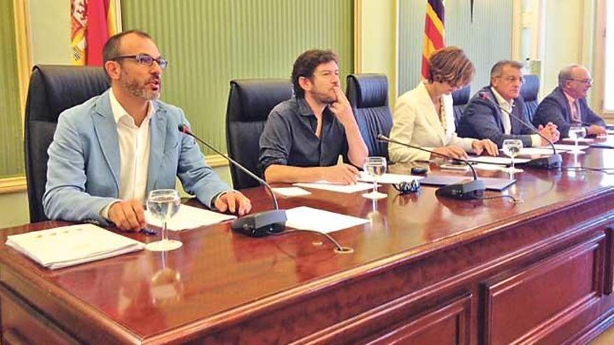 Biel Barceló, a la izquierda, ayer durante su comparecencia en la comisión de Turismo del Parlament.