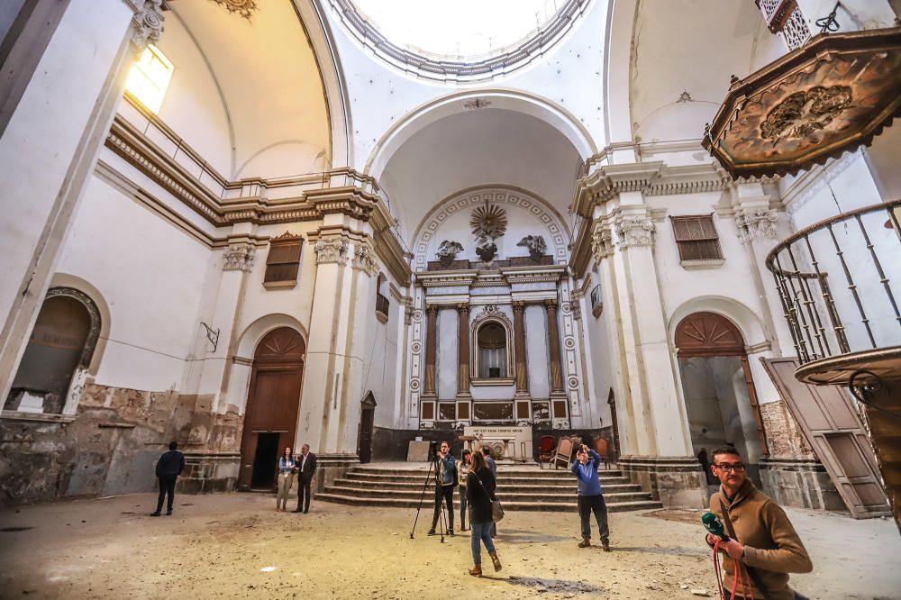 El Ayuntamiento abrió ayer las puertas de la iglesia de San Agustín que no se utiliza para el culto desde 1987 por su mal estado de conservación y aseguró que va a transformar el templo en un espacio