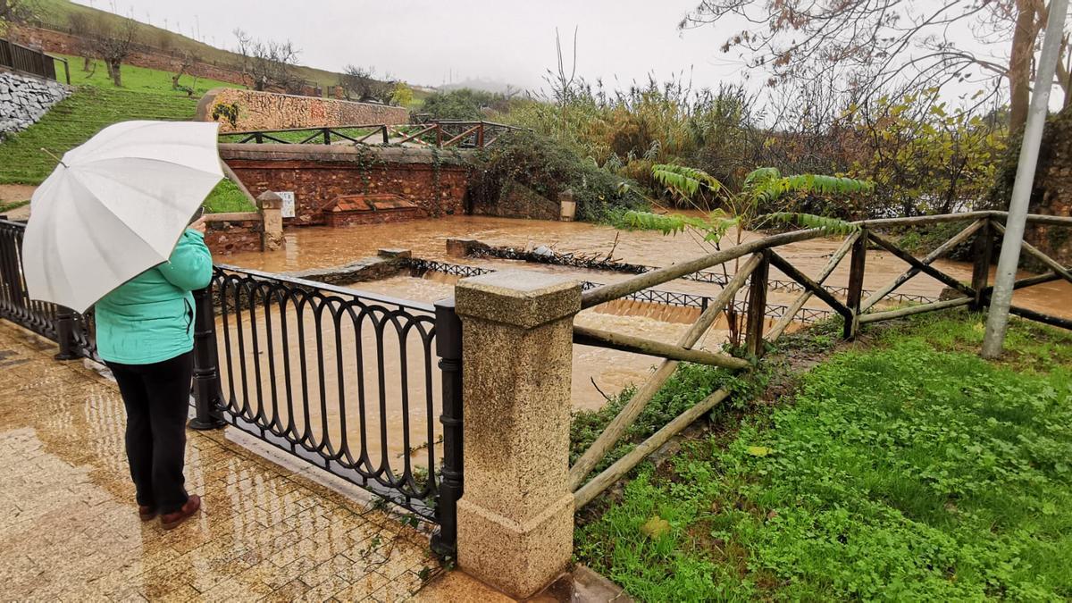 Fuente Fría a punto de desbordarse. Al puente ya no se le ven los ojos.