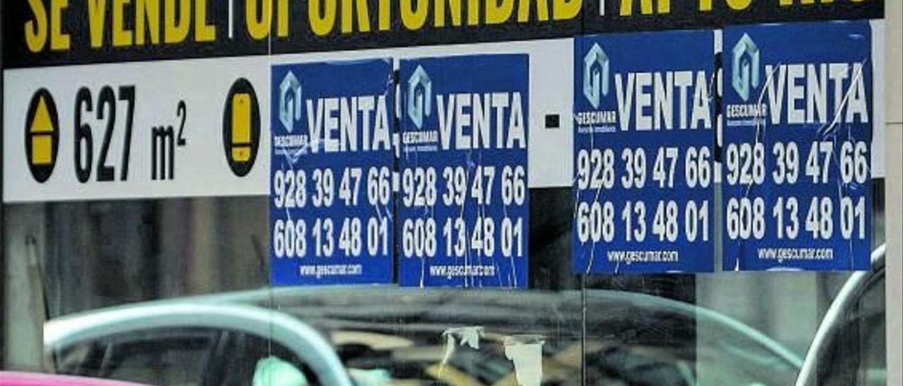 El escaparate de una inmobiliaria con anuncios de edificios válidos para la Reserva para Inversiones en Canarias.