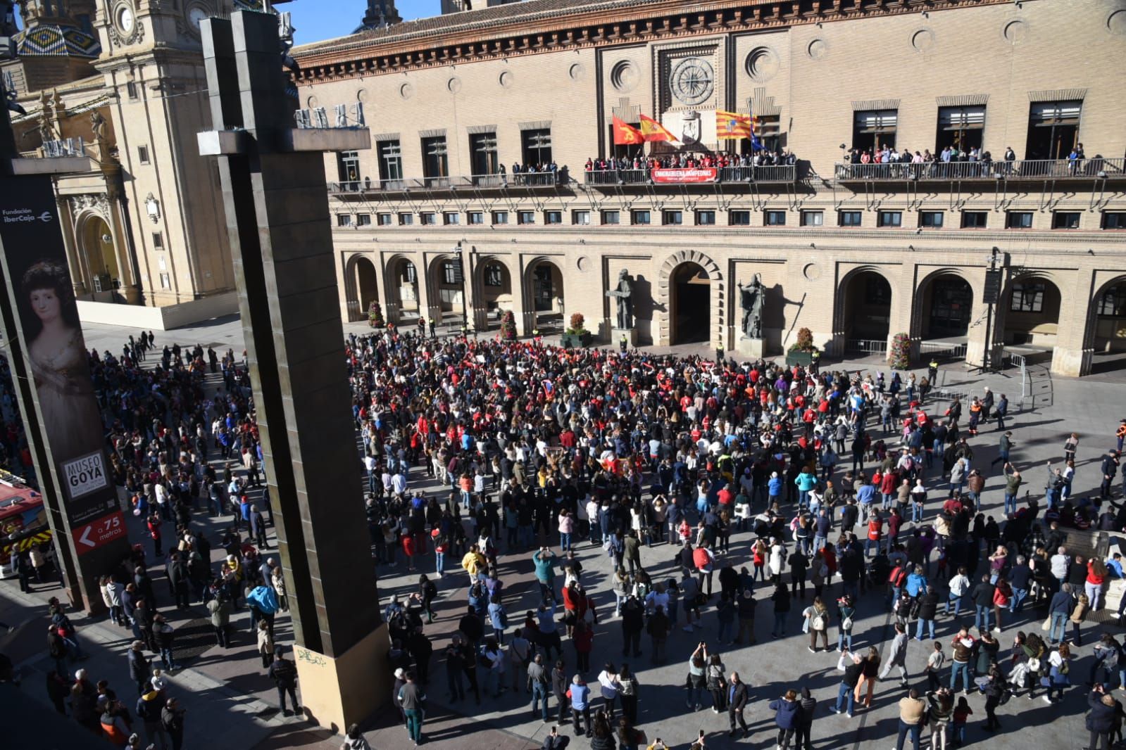 Baño de masas del Casademont Zaragoza en la plaza del Pilar y ofrenda de la Copa de la Reina a la Virgen del Pilar