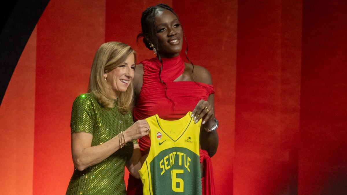 Awa Fam fue elegida en la tercera posición del draft de la WNBA