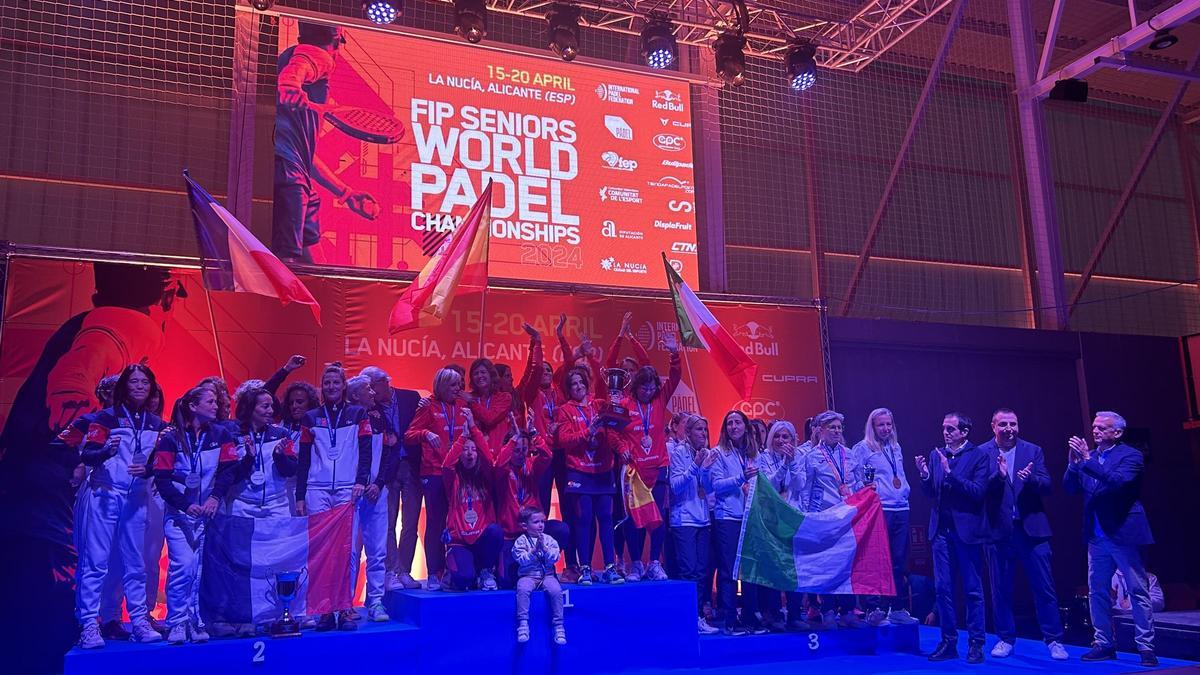 El combinado español, el francés y el italiano celebran sus éxitos en el Mundial de Veteranos de Pádel en La Nucía