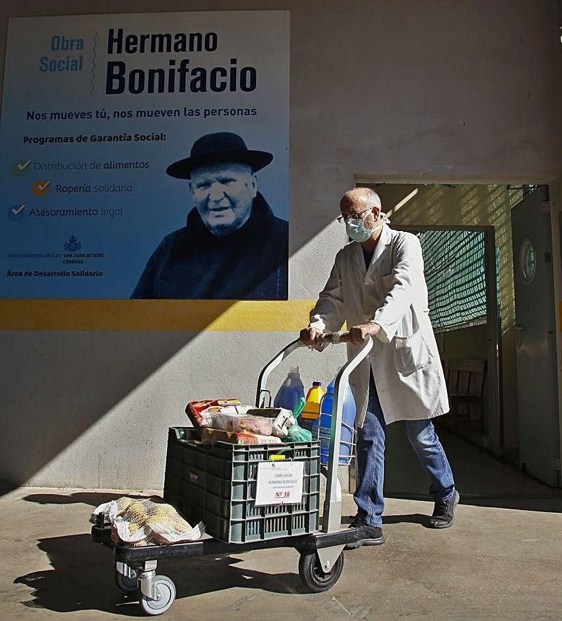 Reparto de alimentos en la Fundación San Juan de Dios.