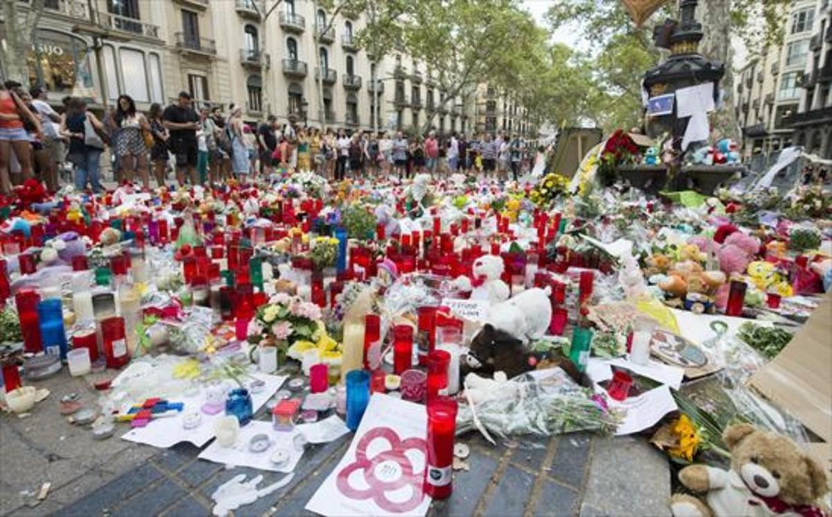 Velas y mensajes en recuerdo de las víctimas del 17-A en la Rambla.