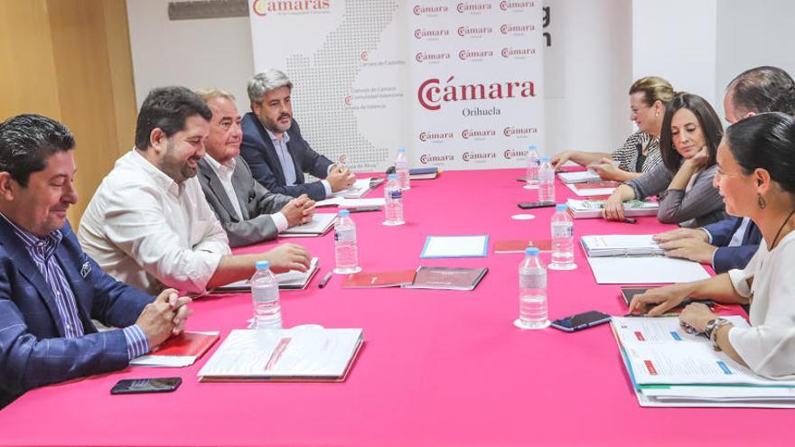 Reunión de los presidentes de las cinco cámaras que componen el consejo cameral, ayer en Orihuela.