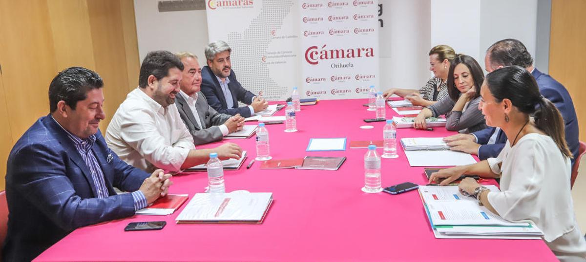 Reunión de los presidentes de las cinco cámaras que componen el consejo cameral, ayer en Orihuela.