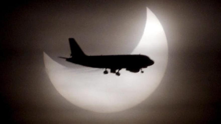 Un avión atraviesa un eclipse en Barcelona en 2011.